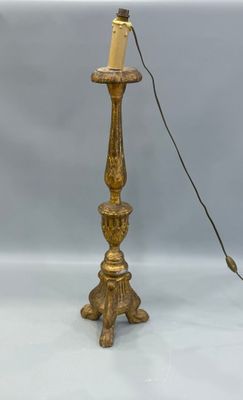 l'image d'une lampe posée sur une table