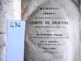 un livre sur lequel est accrochée une étiquette de prix, posé sur une table