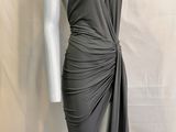 un mannequin portant une robe grise sur un mannequin mannequin mannequin mannequin mannequin mannequin mannequin mannequin mann