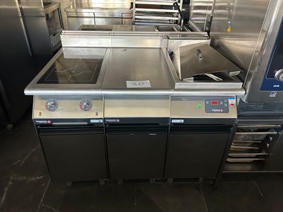 de nombreux appareils électroménagers en acier inoxydable dans une cuisine dotée de nombreux plans de travail