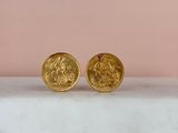Les boucles d'oreilles en forme de pièce d'or sont réalisées à partir d'un seul morceau d'or.