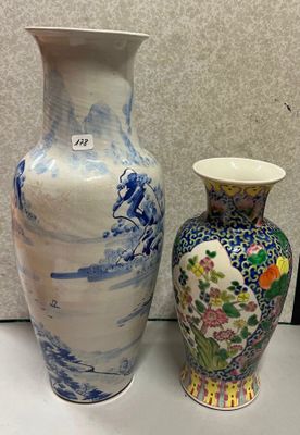deux vases posés l'un à côté de l'autre sur une table
