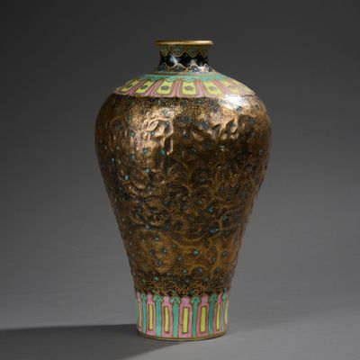 CHINE. Vase de forme "meiping" en porcelaine émaillée polych…