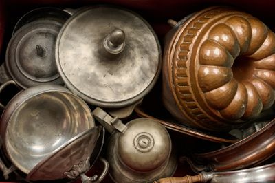Cette boîte contient de nombreux types de casseroles et de poêles