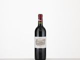 une bouteille de vin rouge posée sur une table
