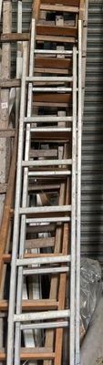 une échelle appuyée contre un mur dans un entrepôt