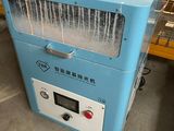 une machine bleue posée sur une table