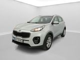 une voiture blanche est garée dans une pièce blanche