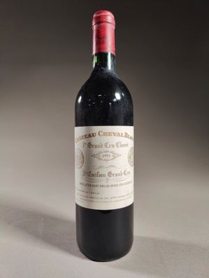 une bouteille de vin rouge posée sur une table