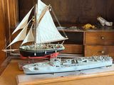 une maquette de navire et une maquette de bateau posées sur une table