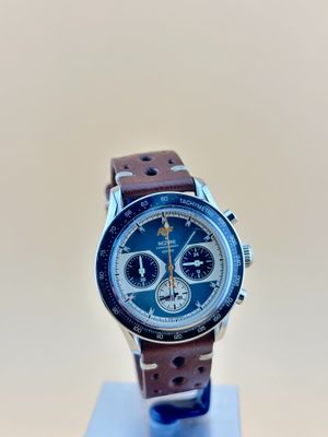 gros plan d'une montre sur un support sur une surface blanche