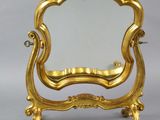 un miroir doré muni d'un pied et d'un miroir