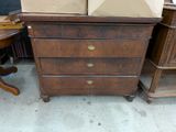 une commode en bois surmontée d'un coffret