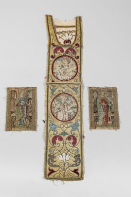 trois morceaux de tissu aux motifs différents, accrochés à un mur