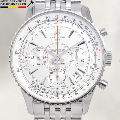 une montre argentée avec une trotteuse rouge sur fond blanc