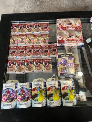une vitrine en verre remplie de différentes sortes de bonbons