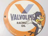 une affiche sur le mur indiquant « Valvoline Racing Oil »