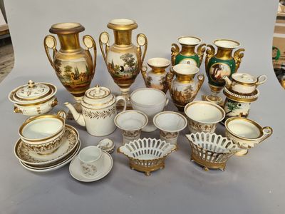 de nombreux types de vases et de bols sur la table