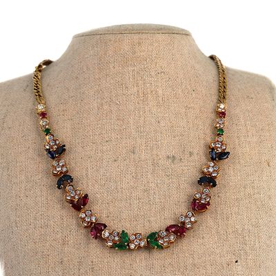 gros plan d'un collier sur un mannequin mannequin mannequin mannequin mannequin mannequin mannequin mannequin mannequin