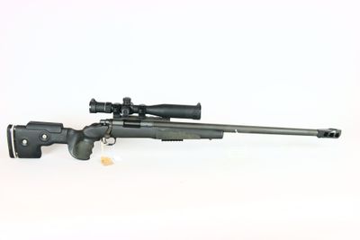 le fusil est prêt à l'emploi sur un fond blanc