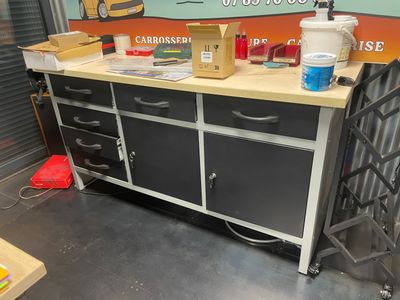 une image d'un établi dans un garage