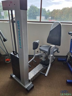 une photo d'une salle de sport équipée d'appareils et dotée d'une grande fenêtre