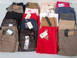 beaucoup de pantalons posés sur une table