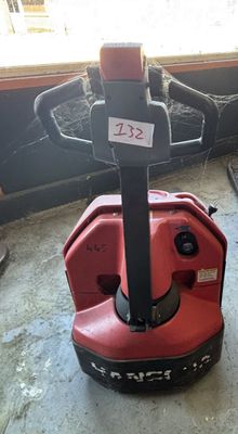 une machine rouge posée sur le sol