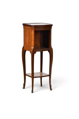 une image représentant une petite table en bois avec une étagère en dessous