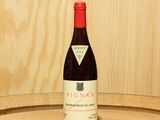 une bouteille de vin posée sur un tonneau