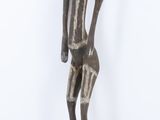 statue d'un homme debout au sommet d'un rocher, sur un fond blanc