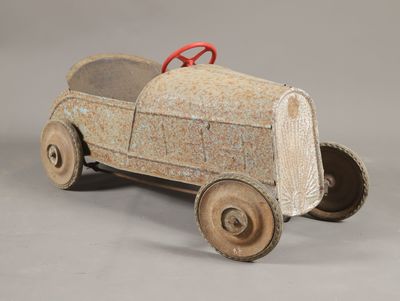 une voiture jouet posée sur une table