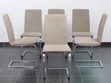 quatre chaises alignées par terre