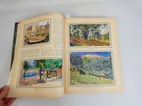 une personne tenant un livre ouvert sur lequel figurent des images