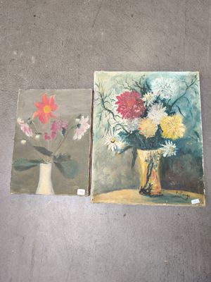 deux tableaux représentant des fleurs dans un vase posé par terre