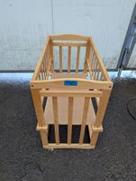Un lit bébé à barreaux en bois (photo 2)