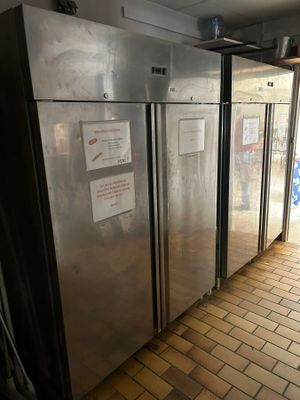 Plusieurs réfrigérateurs en acier inoxydable sont alignés les uns à côté des autres