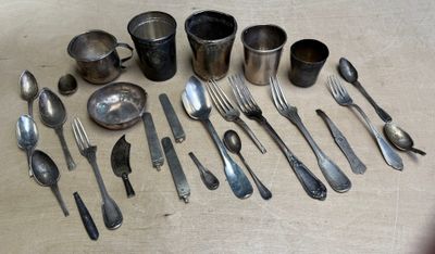 beaucoup d'argenterie sur une table avec des cuillères et des fourchettes