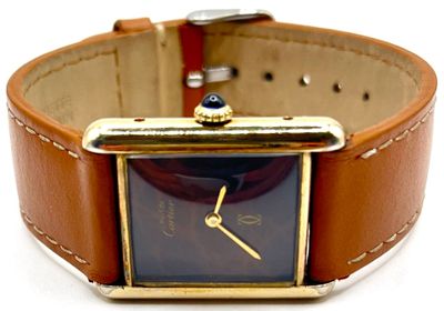 une montre posée sur un bracelet marron