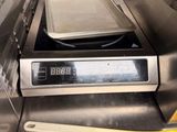 une casserole posée sur une cuisinière dans une cuisine