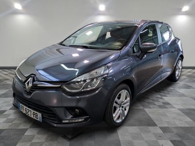 la voiture grise est garée sur un sol en damier dans le garage