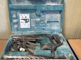 une caisse à outils bleue avec des outils sur une table