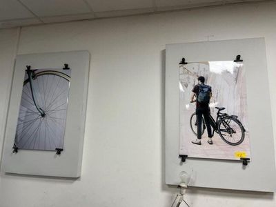 deux photos accrochées au mur d'un magasin de vélos