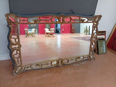 un grand miroir posé sur le sol d'une pièce
