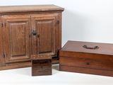 un petit meuble en bois et une petite boîte en bois