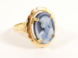 une image d'une bague en or avec une pierre bleue au centre