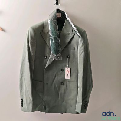 un costume suspendu à un cintre accroché au mur
