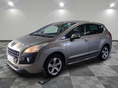 la photo d'une voiture argentée garée dans un garage