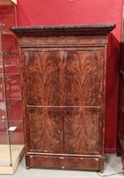 Secrétaire vertical en placage d'acajou ; dessus en marbre d…