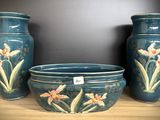 trois vases posés sur une table, avec une étiquette dessus